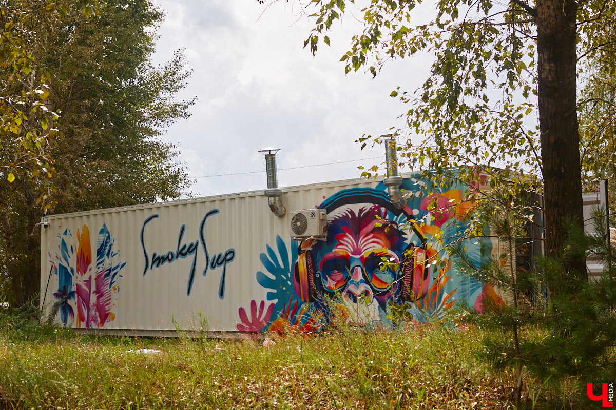 Сапбординг — один из главных трендов лета, который уверенно подхватил 33-й регион. Особой популярностью пользуется Суздаль, хотя для заплывов есть много других живописных мест. Например, озеро в Гусь-Хрустальном с его белыми лилиями и потрясающими закатами. До него точно стоит прокатиться, тем более что недавно там запустили новый sup-проект с интересными фишками.