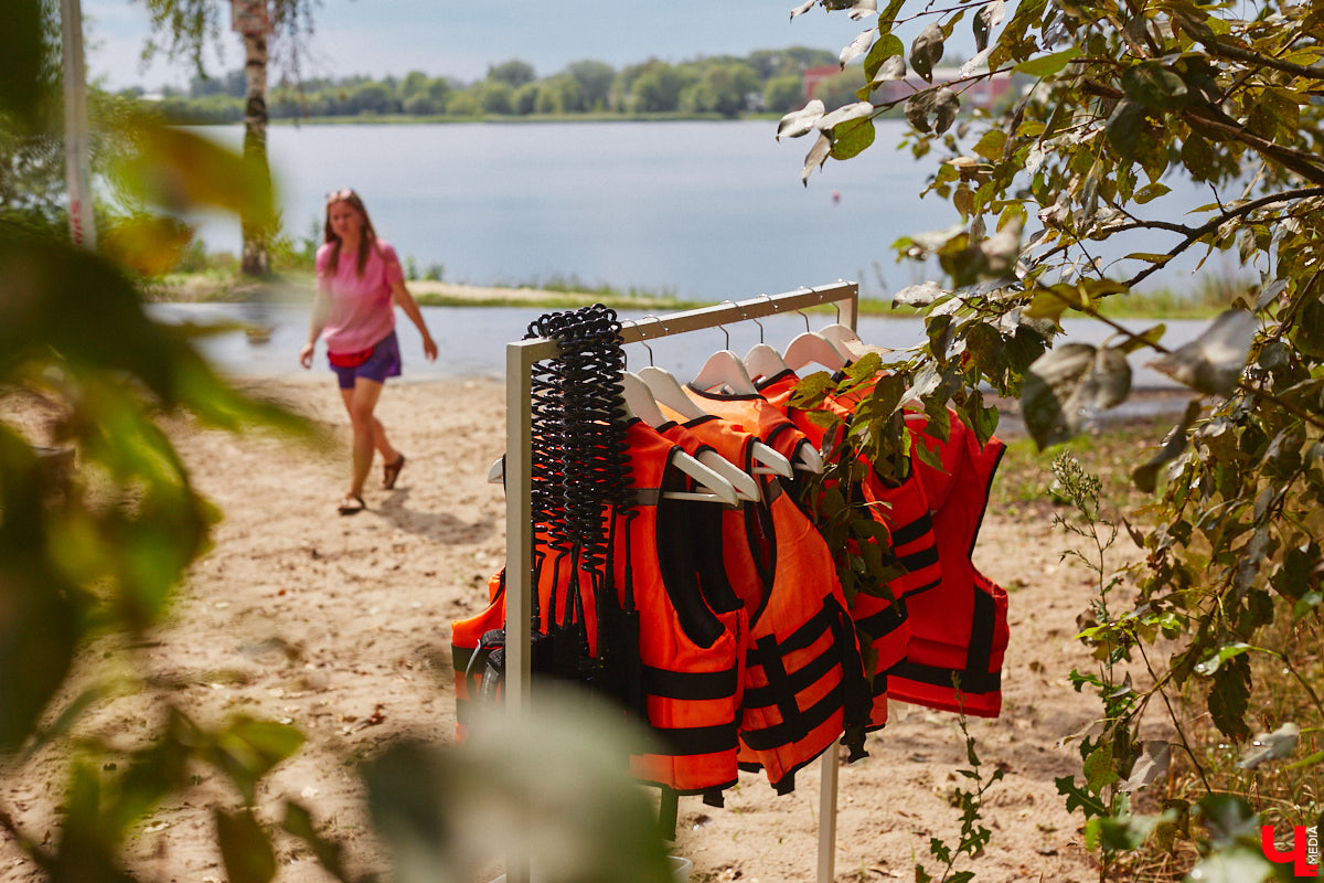 Сапбординг — один из главных трендов лета, который уверенно подхватил 33-й регион. Особой популярностью пользуется Суздаль, хотя для заплывов есть много других живописных мест. Например, озеро в Гусь-Хрустальном с его белыми лилиями и потрясающими закатами. До него точно стоит прокатиться, тем более что недавно там запустили новый sup-проект с интересными фишками.