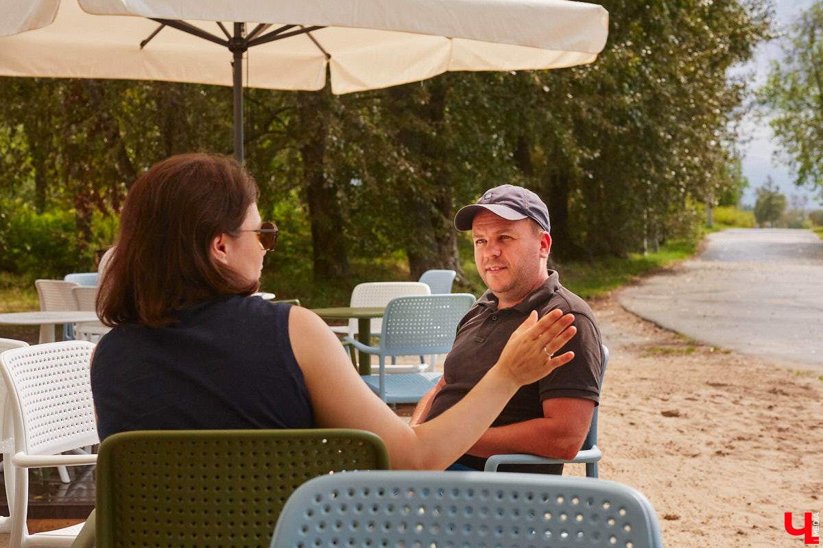 Сапбординг — один из главных трендов лета, который уверенно подхватил 33-й регион. Особой популярностью пользуется Суздаль, хотя для заплывов есть много других живописных мест. Например, озеро в Гусь-Хрустальном с его белыми лилиями и потрясающими закатами. До него точно стоит прокатиться, тем более что недавно там запустили новый sup-проект с интересными фишками.