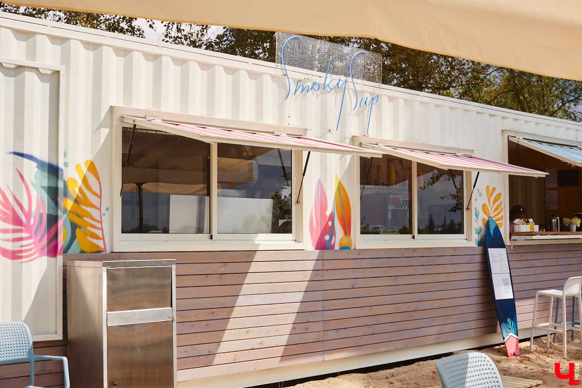 Сапбординг — один из главных трендов лета, который уверенно подхватил 33-й регион. Особой популярностью пользуется Суздаль, хотя для заплывов есть много других живописных мест. Например, озеро в Гусь-Хрустальном с его белыми лилиями и потрясающими закатами. До него точно стоит прокатиться, тем более что недавно там запустили новый sup-проект с интересными фишками.