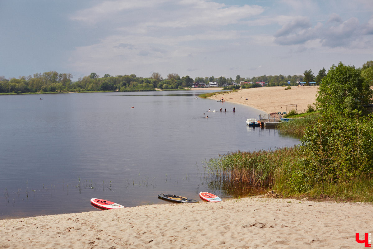 Сапбординг — один из главных трендов лета, который уверенно подхватил 33-й регион. Особой популярностью пользуется Суздаль, хотя для заплывов есть много других живописных мест. Например, озеро в Гусь-Хрустальном с его белыми лилиями и потрясающими закатами. До него точно стоит прокатиться, тем более что недавно там запустили новый sup-проект с интересными фишками.