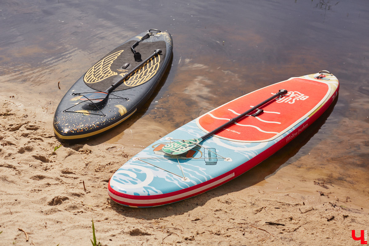 Сапбординг — один из главных трендов лета, который уверенно подхватил 33-й регион. Особой популярностью пользуется Суздаль, хотя для заплывов есть много других живописных мест. Например, озеро в Гусь-Хрустальном с его белыми лилиями и потрясающими закатами. До него точно стоит прокатиться, тем более что недавно там запустили новый sup-проект с интересными фишками.