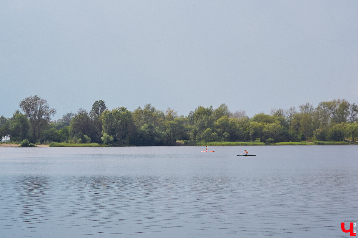 Сапбординг — один из главных трендов лета, который уверенно подхватил 33-й регион. Особой популярностью пользуется Суздаль, хотя для заплывов есть много других живописных мест. Например, озеро в Гусь-Хрустальном с его белыми лилиями и потрясающими закатами. До него точно стоит прокатиться, тем более что недавно там запустили новый sup-проект с интересными фишками.