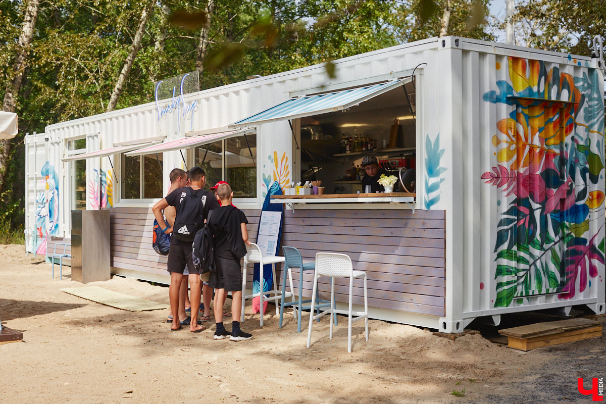 Сапбординг — один из главных трендов лета, который уверенно подхватил 33-й регион. Особой популярностью пользуется Суздаль, хотя для заплывов есть много других живописных мест. Например, озеро в Гусь-Хрустальном с его белыми лилиями и потрясающими закатами. До него точно стоит прокатиться, тем более что недавно там запустили новый sup-проект с интересными фишками.