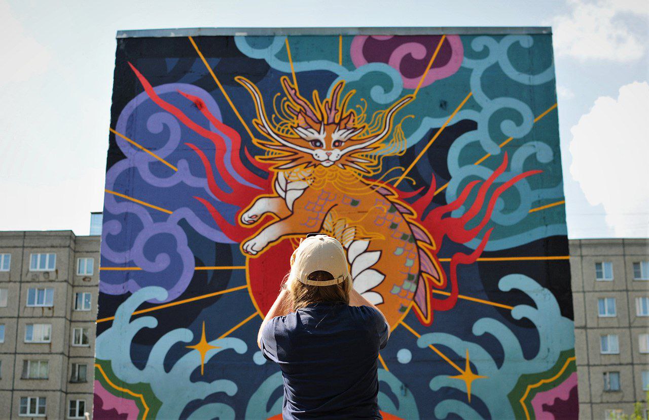 Владимир расцвел новыми красками. Творческая волна накрыла здания, заборы, технические объекты, превращая их в полотна для уличной живописи. Как вам идея отправиться в фототур по пяти самым масштабным паблик-артам города, которые уже появились в рамках фестиваля «Загфест33»?