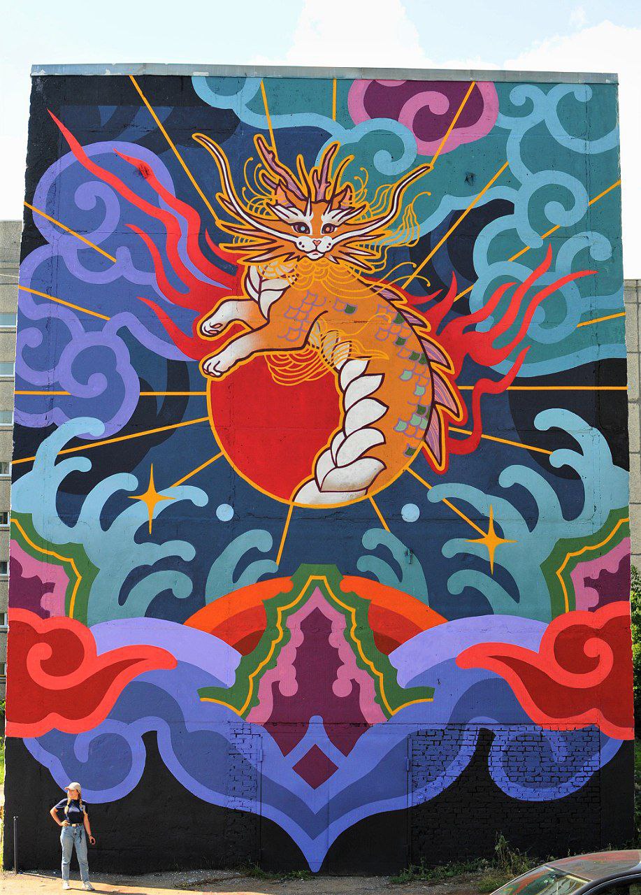 Владимир расцвел новыми красками. Творческая волна накрыла здания, заборы, технические объекты, превращая их в полотна для уличной живописи. Как вам идея отправиться в фототур по пяти самым масштабным паблик-артам города, которые уже появились в рамках фестиваля «Загфест33»?