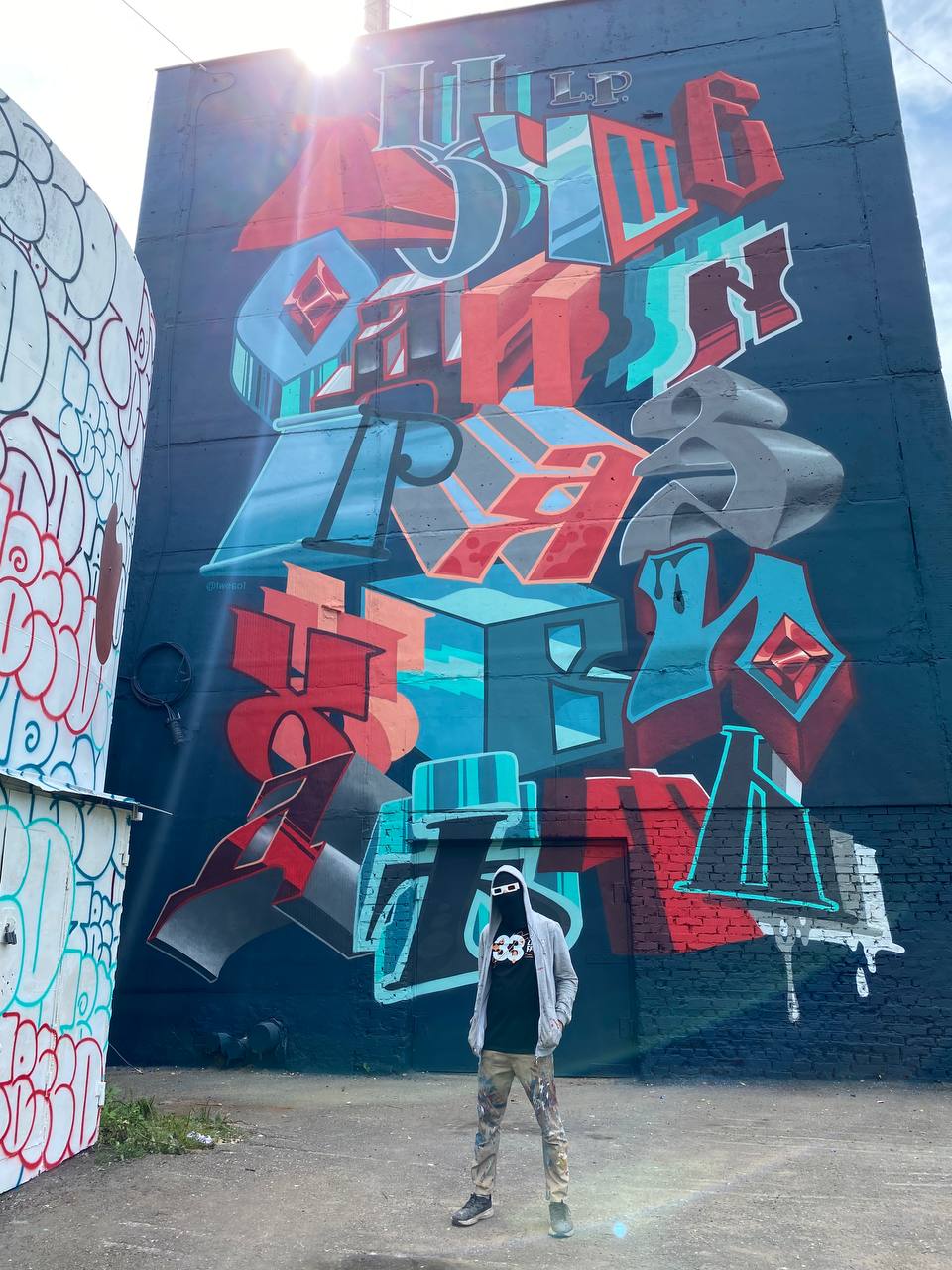 Владимир расцвел новыми красками. Творческая волна накрыла здания, заборы, технические объекты, превращая их в полотна для уличной живописи. Как вам идея отправиться в фототур по пяти самым масштабным паблик-артам города, которые уже появились в рамках фестиваля «Загфест33»?