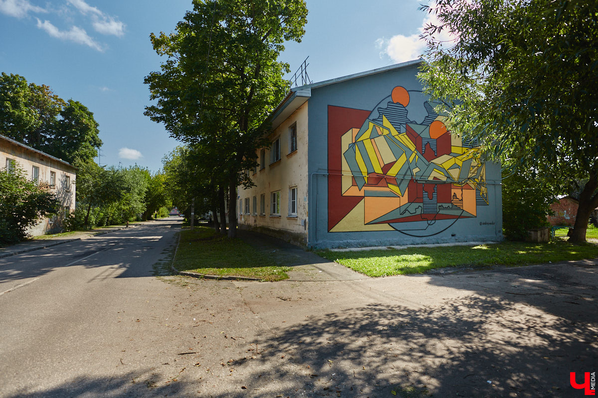 Владимир расцвел новыми красками. Творческая волна накрыла здания, заборы, технические объекты, превращая их в полотна для уличной живописи. Как вам идея отправиться в фототур по пяти самым масштабным паблик-артам города, которые уже появились в рамках фестиваля «Загфест33»?