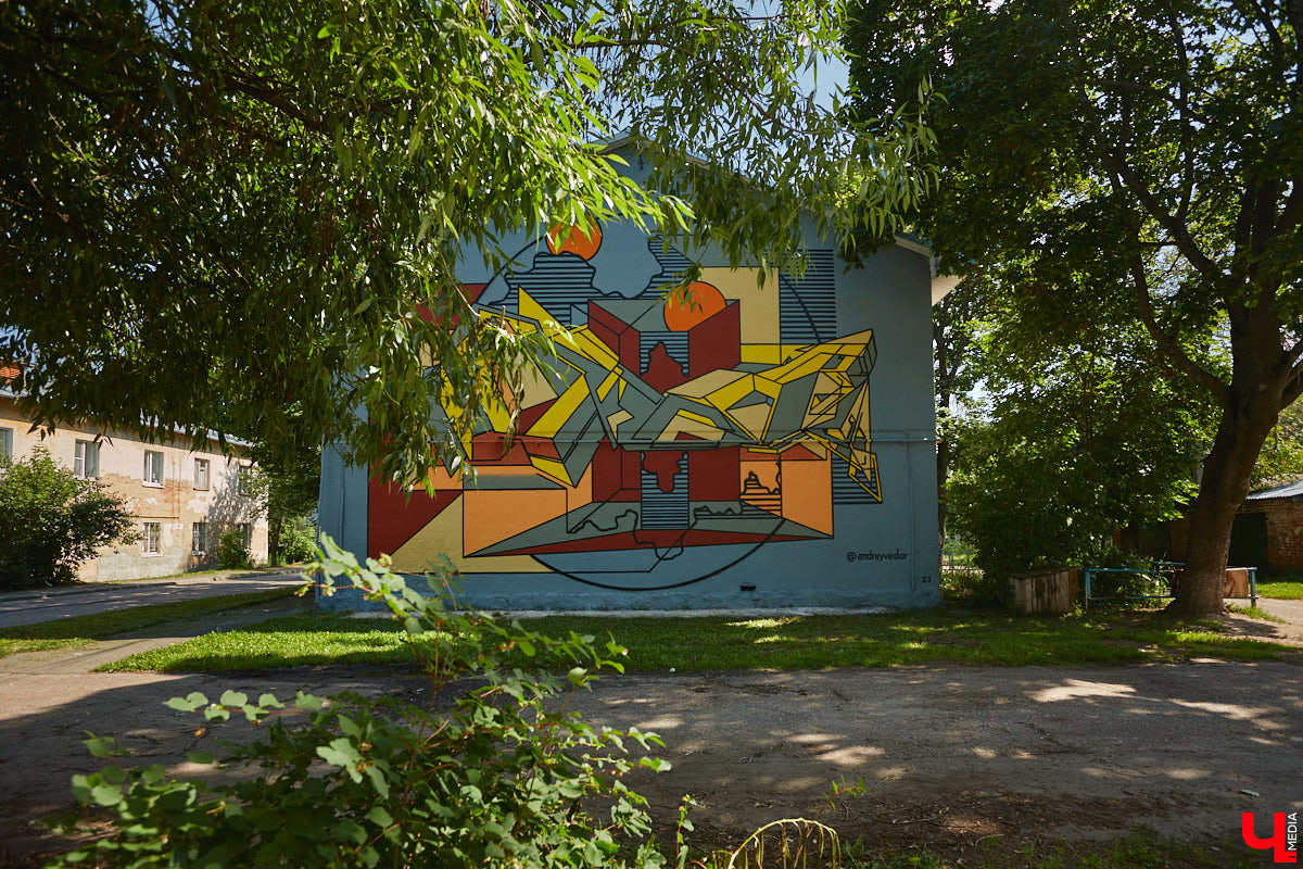 Владимир расцвел новыми красками. Творческая волна накрыла здания, заборы, технические объекты, превращая их в полотна для уличной живописи. Как вам идея отправиться в фототур по пяти самым масштабным паблик-артам города, которые уже появились в рамках фестиваля «Загфест33»?