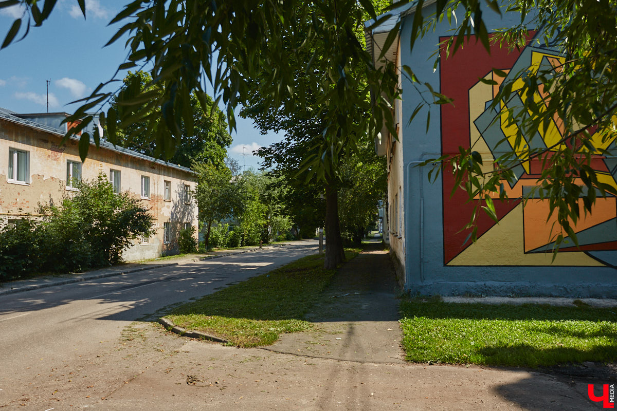 Владимир расцвел новыми красками. Творческая волна накрыла здания, заборы, технические объекты, превращая их в полотна для уличной живописи. Как вам идея отправиться в фототур по пяти самым масштабным паблик-артам города, которые уже появились в рамках фестиваля «Загфест33»?
