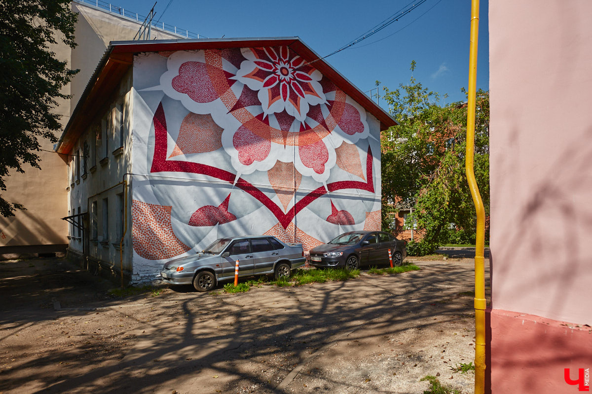 Владимир расцвел новыми красками. Творческая волна накрыла здания, заборы, технические объекты, превращая их в полотна для уличной живописи. Как вам идея отправиться в фототур по пяти самым масштабным паблик-артам города, которые уже появились в рамках фестиваля «Загфест33»?