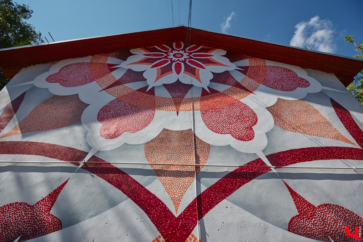 Владимир расцвел новыми красками. Творческая волна накрыла здания, заборы, технические объекты, превращая их в полотна для уличной живописи. Как вам идея отправиться в фототур по пяти самым масштабным паблик-артам города, которые уже появились в рамках фестиваля «Загфест33»?