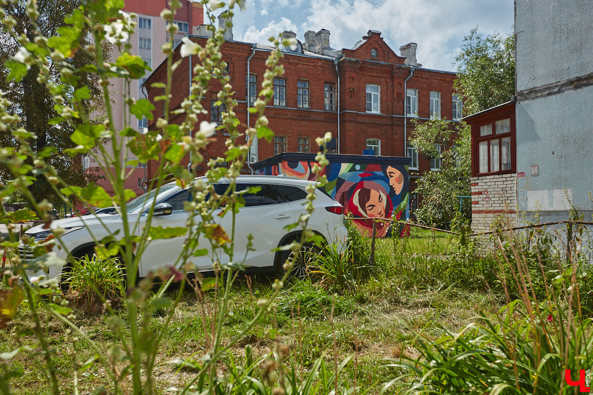 Владимир расцвел новыми красками. Творческая волна накрыла здания, заборы, технические объекты, превращая их в полотна для уличной живописи. Как вам идея отправиться в фототур по пяти самым масштабным паблик-артам города, которые уже появились в рамках фестиваля «Загфест33»?