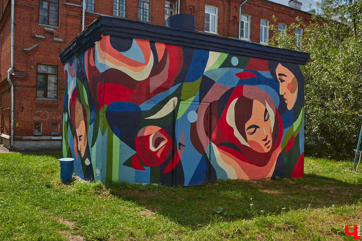 Владимир расцвел новыми красками. Творческая волна накрыла здания, заборы, технические объекты, превращая их в полотна для уличной живописи. Как вам идея отправиться в фототур по пяти самым масштабным паблик-артам города, которые уже появились в рамках фестиваля «Загфест33»?