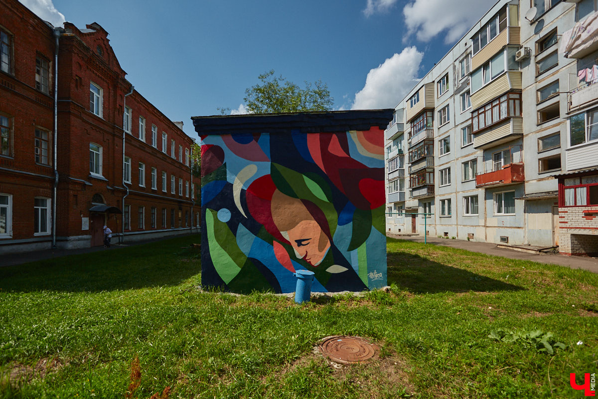Владимир расцвел новыми красками. Творческая волна накрыла здания, заборы, технические объекты, превращая их в полотна для уличной живописи. Как вам идея отправиться в фототур по пяти самым масштабным паблик-артам города, которые уже появились в рамках фестиваля «Загфест33»?