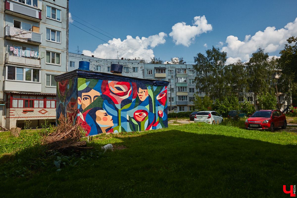 Владимир расцвел новыми красками. Творческая волна накрыла здания, заборы, технические объекты, превращая их в полотна для уличной живописи. Как вам идея отправиться в фототур по пяти самым масштабным паблик-артам города, которые уже появились в рамках фестиваля «Загфест33»?