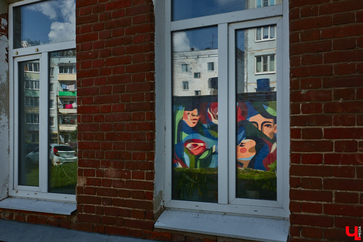 Владимир расцвел новыми красками. Творческая волна накрыла здания, заборы, технические объекты, превращая их в полотна для уличной живописи. Как вам идея отправиться в фототур по пяти самым масштабным паблик-артам города, которые уже появились в рамках фестиваля «Загфест33»?