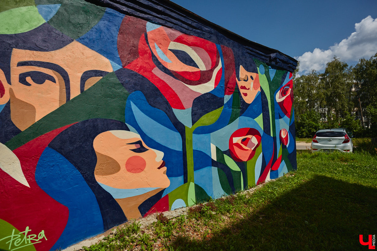 Владимир расцвел новыми красками. Творческая волна накрыла здания, заборы, технические объекты, превращая их в полотна для уличной живописи. Как вам идея отправиться в фототур по пяти самым масштабным паблик-артам города, которые уже появились в рамках фестиваля «Загфест33»?