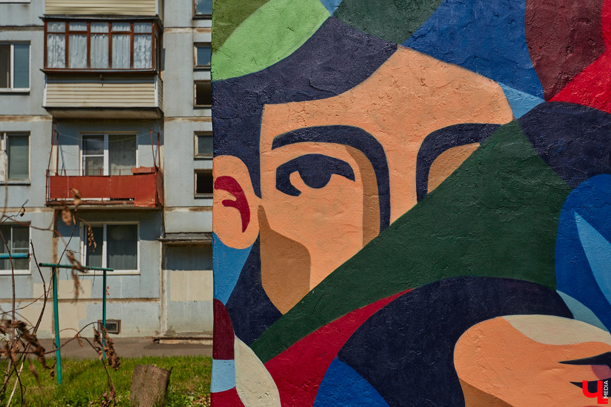 Владимир расцвел новыми красками. Творческая волна накрыла здания, заборы, технические объекты, превращая их в полотна для уличной живописи. Как вам идея отправиться в фототур по пяти самым масштабным паблик-артам города, которые уже появились в рамках фестиваля «Загфест33»?