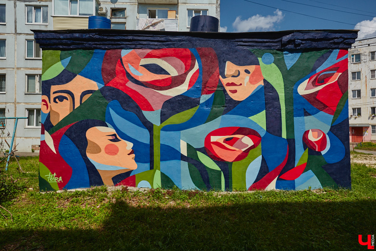 Владимир расцвел новыми красками. Творческая волна накрыла здания, заборы, технические объекты, превращая их в полотна для уличной живописи. Как вам идея отправиться в фототур по пяти самым масштабным паблик-артам города, которые уже появились в рамках фестиваля «Загфест33»?