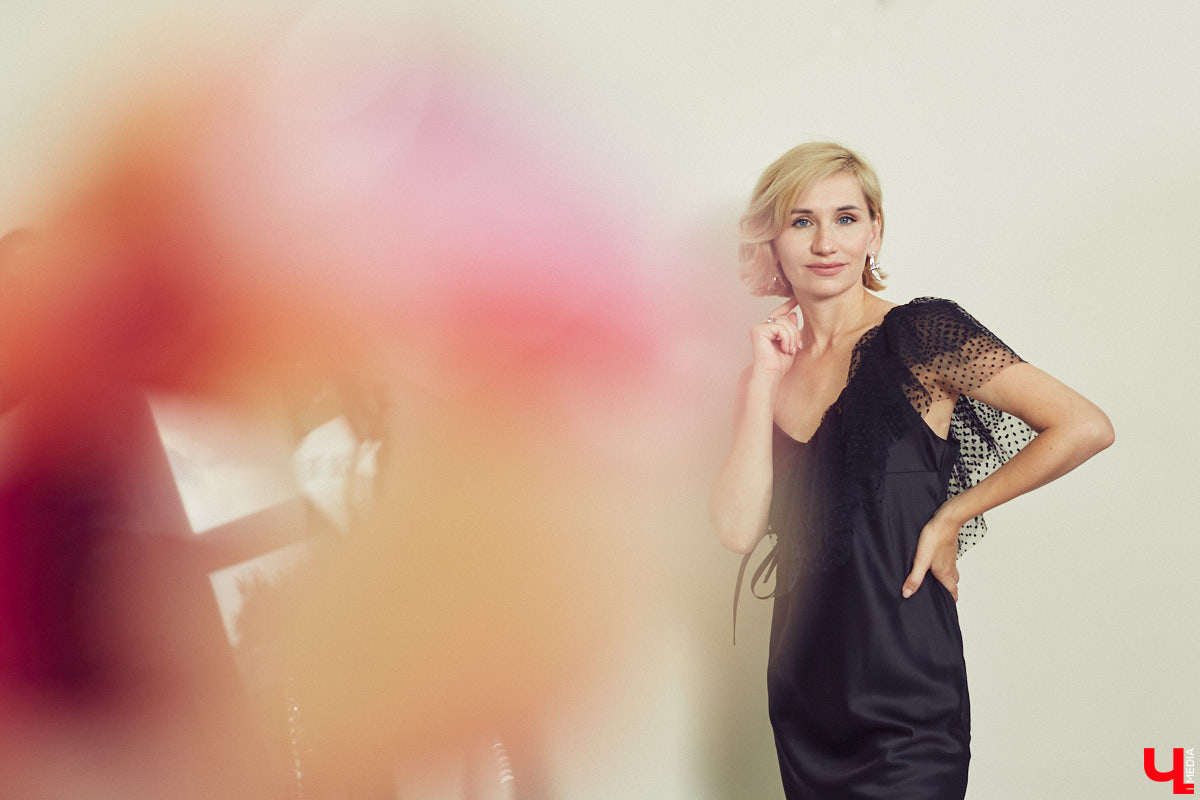 Стилист — тот самый человек, которого уж точно всегда встречают по одежке. Давайте узнаем, чем руководствуются специалисты fashion-индустрии, составляя личный гардероб. Для этого мы попросили профессионала в сфере моды Елену Капп продемонстрировать нам свои любимые аутфиты этого лета.