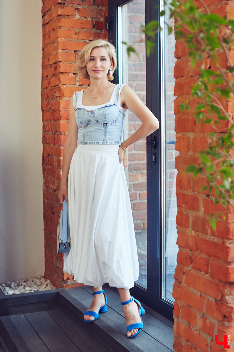 Стилист — тот самый человек, которого уж точно всегда встречают по одежке. Давайте узнаем, чем руководствуются специалисты fashion-индустрии, составляя личный гардероб. Для этого мы попросили профессионала в сфере моды Елену Капп продемонстрировать нам свои любимые аутфиты этого лета.