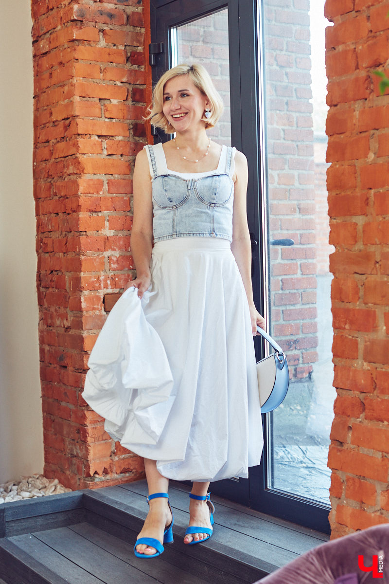 Стилист — тот самый человек, которого уж точно всегда встречают по одежке. Давайте узнаем, чем руководствуются специалисты fashion-индустрии, составляя личный гардероб. Для этого мы попросили профессионала в сфере моды Елену Капп продемонстрировать нам свои любимые аутфиты этого лета.