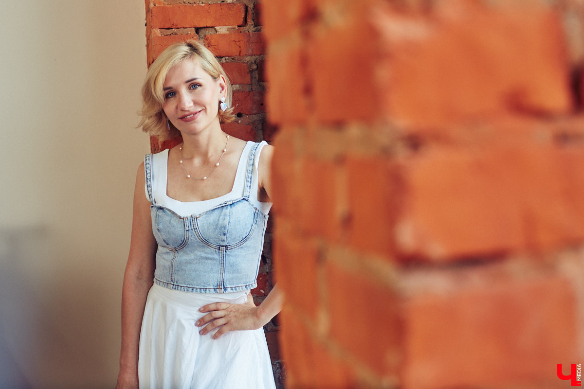 Стилист — тот самый человек, которого уж точно всегда встречают по одежке. Давайте узнаем, чем руководствуются специалисты fashion-индустрии, составляя личный гардероб. Для этого мы попросили профессионала в сфере моды Елену Капп продемонстрировать нам свои любимые аутфиты этого лета.