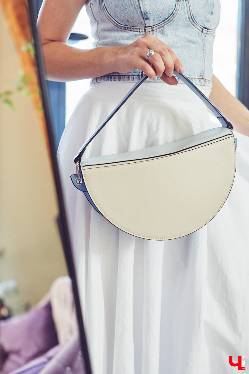 Стилист — тот самый человек, которого уж точно всегда встречают по одежке. Давайте узнаем, чем руководствуются специалисты fashion-индустрии, составляя личный гардероб. Для этого мы попросили профессионала в сфере моды Елену Капп продемонстрировать нам свои любимые аутфиты этого лета.