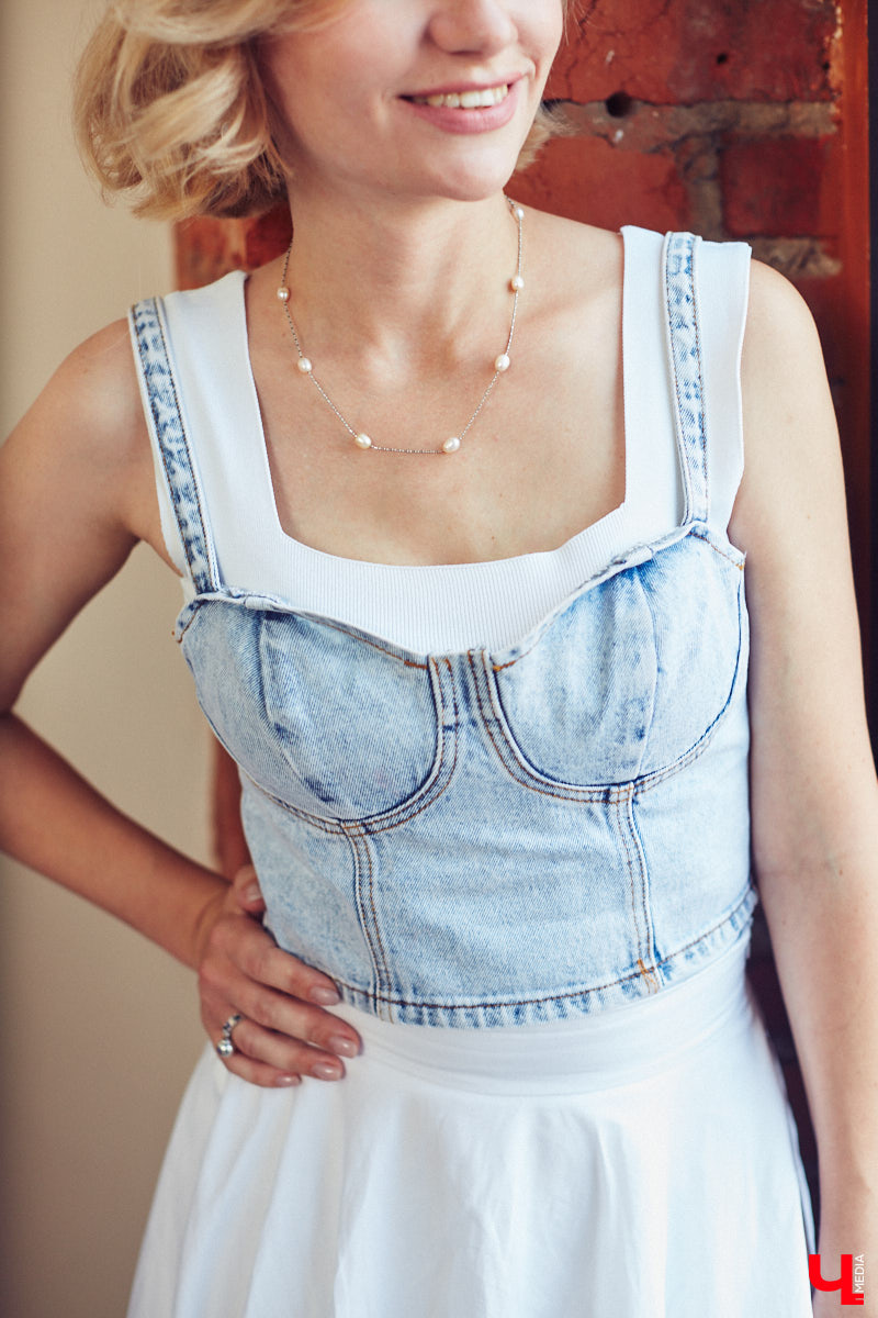 Стилист — тот самый человек, которого уж точно всегда встречают по одежке. Давайте узнаем, чем руководствуются специалисты fashion-индустрии, составляя личный гардероб. Для этого мы попросили профессионала в сфере моды Елену Капп продемонстрировать нам свои любимые аутфиты этого лета.