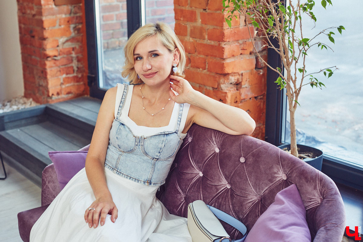 Стилист — тот самый человек, которого уж точно всегда встречают по одежке. Давайте узнаем, чем руководствуются специалисты fashion-индустрии, составляя личный гардероб. Для этого мы попросили профессионала в сфере моды Елену Капп продемонстрировать нам свои любимые аутфиты этого лета.