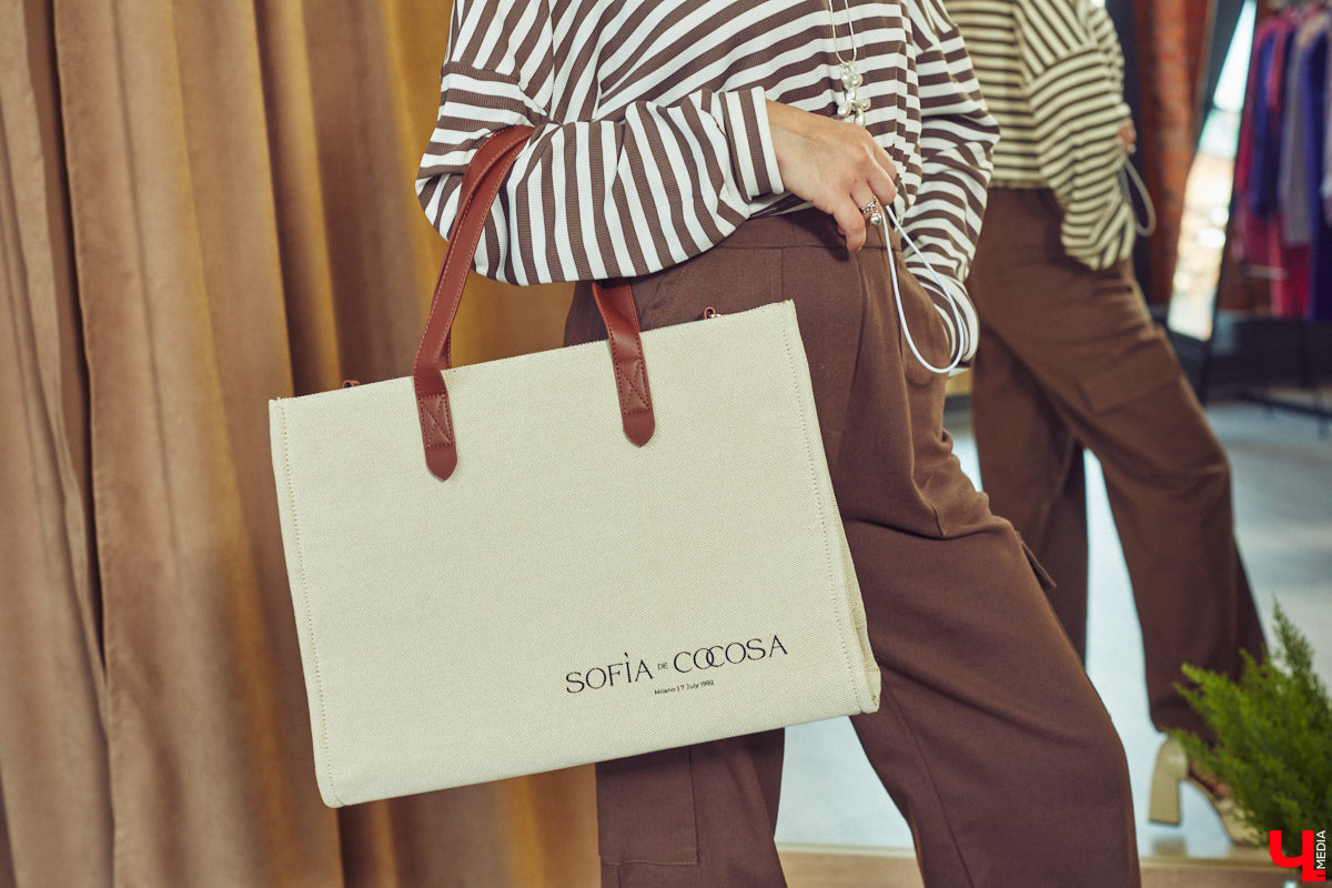 Стилист — тот самый человек, которого уж точно всегда встречают по одежке. Давайте узнаем, чем руководствуются специалисты fashion-индустрии, составляя личный гардероб. Для этого мы попросили профессионала в сфере моды Елену Капп продемонстрировать нам свои любимые аутфиты этого лета.