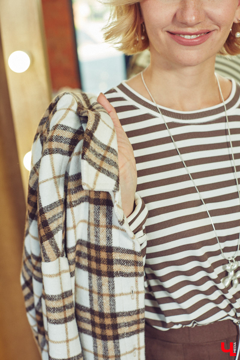 Стилист — тот самый человек, которого уж точно всегда встречают по одежке. Давайте узнаем, чем руководствуются специалисты fashion-индустрии, составляя личный гардероб. Для этого мы попросили профессионала в сфере моды Елену Капп продемонстрировать нам свои любимые аутфиты этого лета.