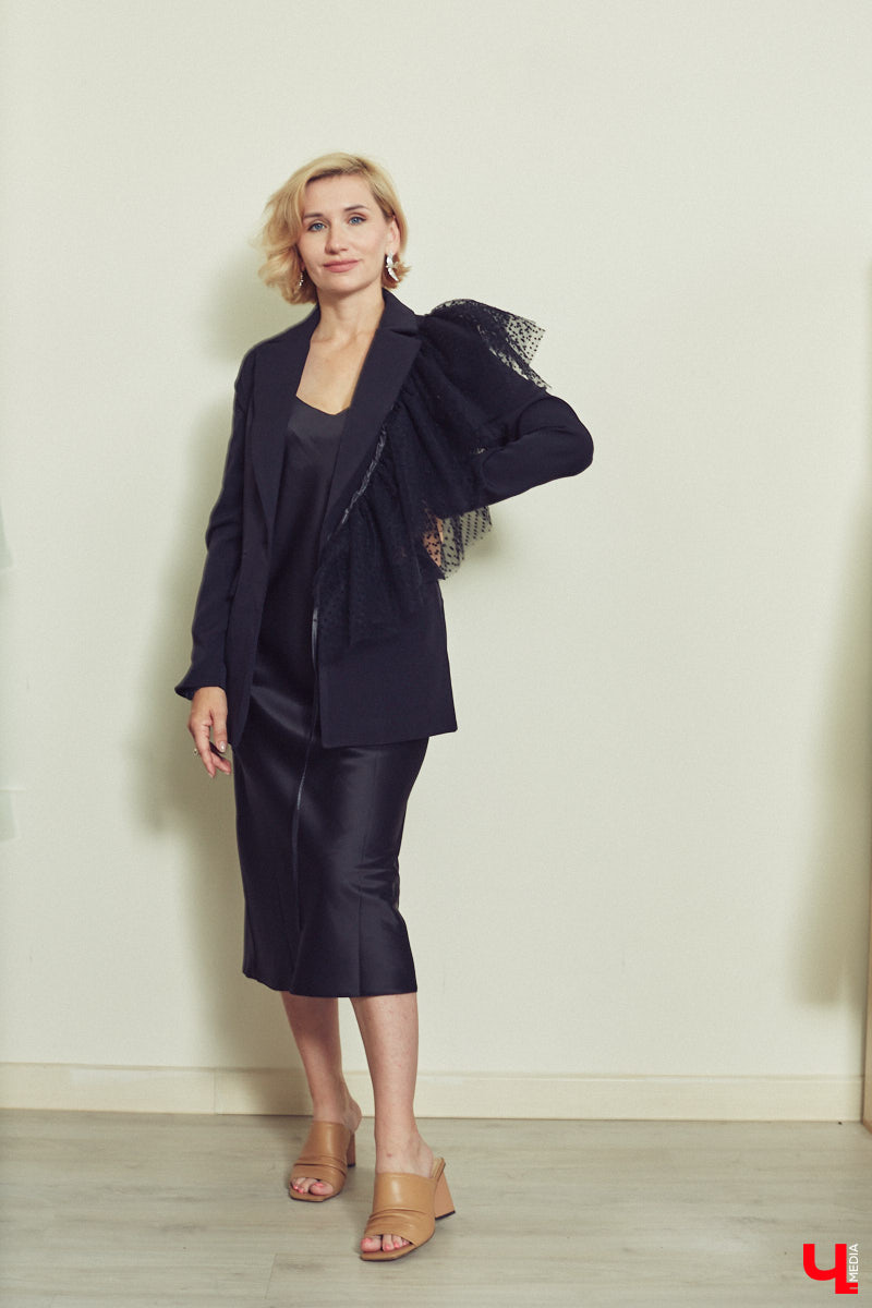 Стилист — тот самый человек, которого уж точно всегда встречают по одежке. Давайте узнаем, чем руководствуются специалисты fashion-индустрии, составляя личный гардероб. Для этого мы попросили профессионала в сфере моды Елену Капп продемонстрировать нам свои любимые аутфиты этого лета.