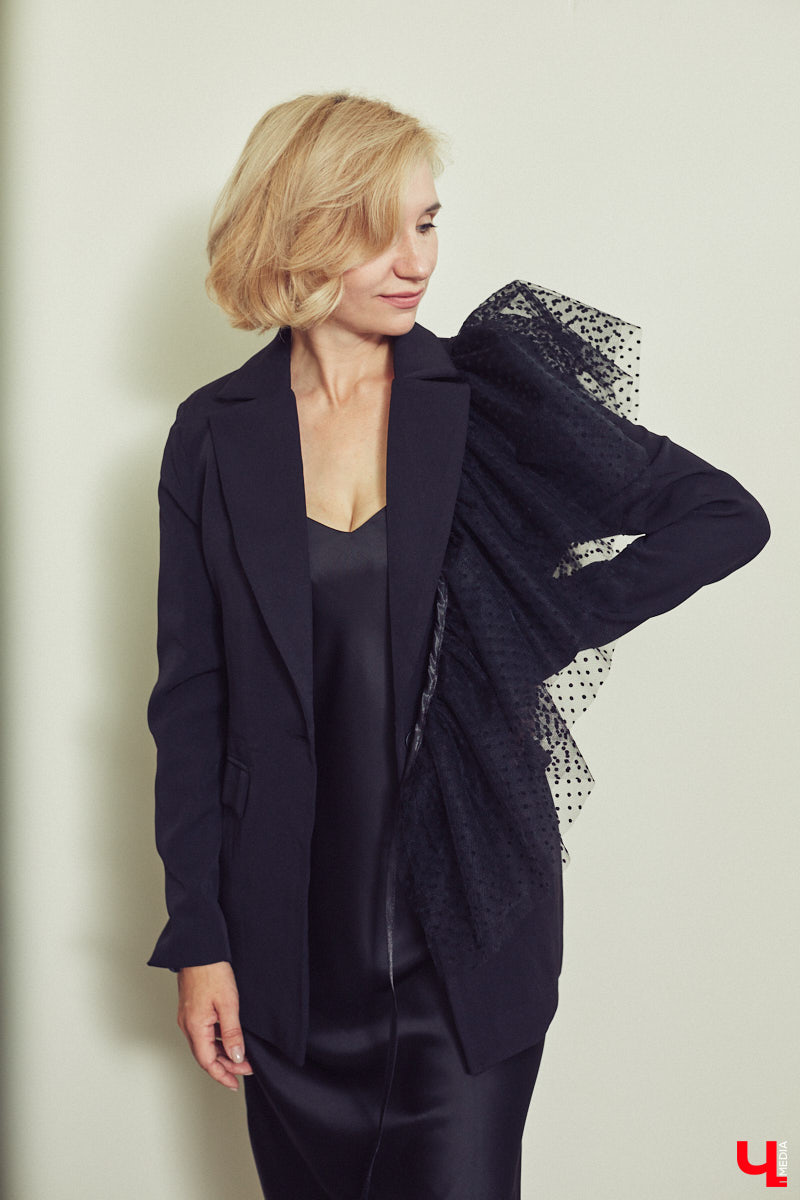 Стилист — тот самый человек, которого уж точно всегда встречают по одежке. Давайте узнаем, чем руководствуются специалисты fashion-индустрии, составляя личный гардероб. Для этого мы попросили профессионала в сфере моды Елену Капп продемонстрировать нам свои любимые аутфиты этого лета.