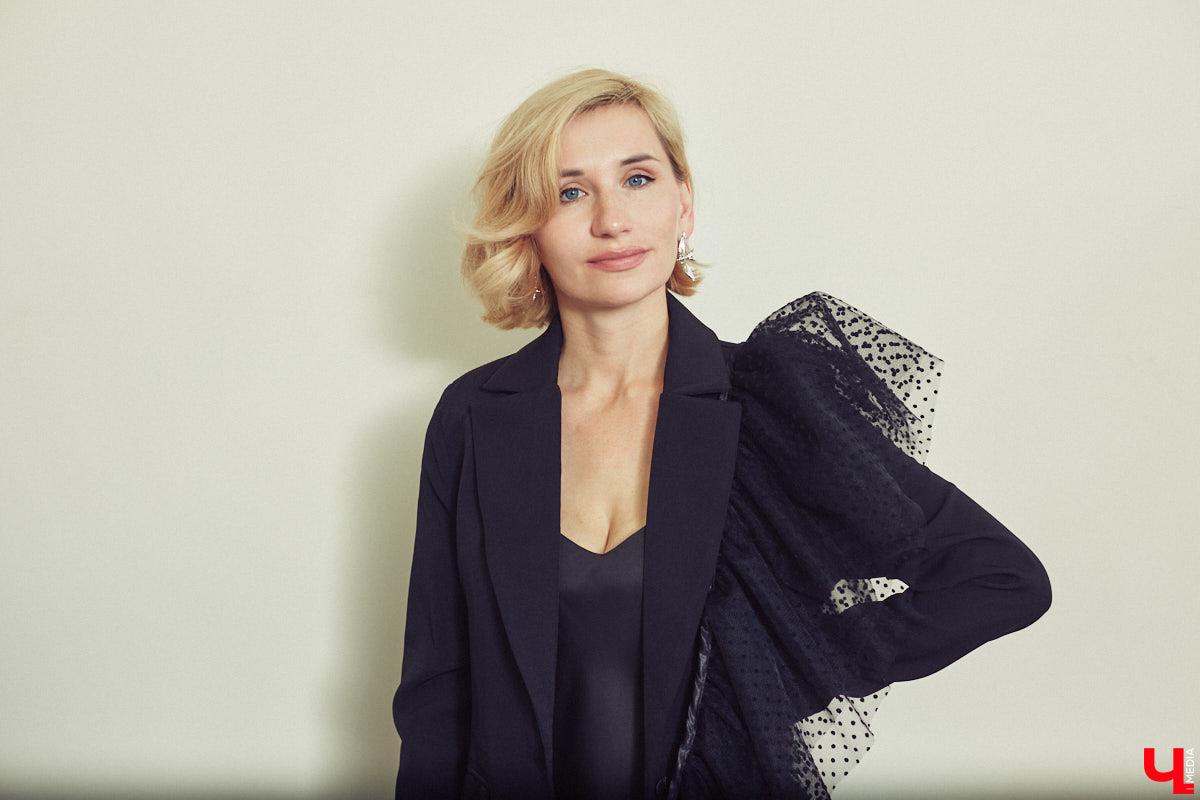 Стилист — тот самый человек, которого уж точно всегда встречают по одежке. Давайте узнаем, чем руководствуются специалисты fashion-индустрии, составляя личный гардероб. Для этого мы попросили профессионала в сфере моды Елену Капп продемонстрировать нам свои любимые аутфиты этого лета.