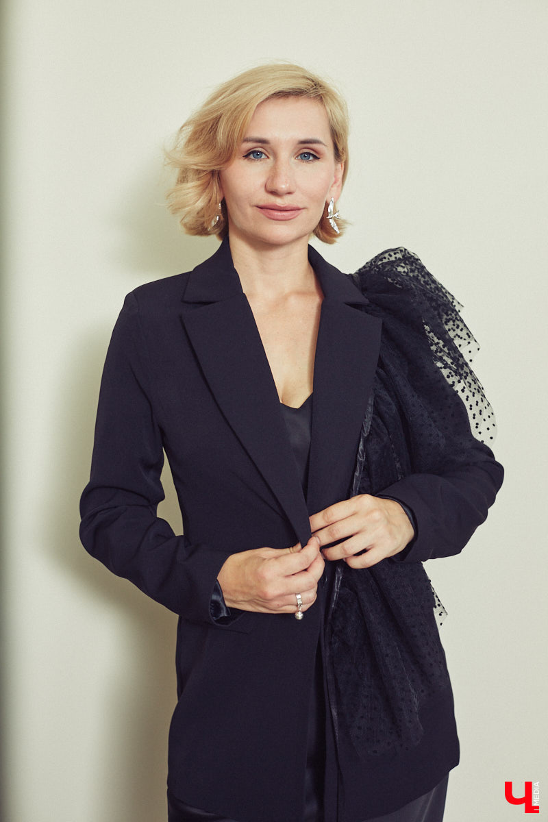 Стилист — тот самый человек, которого уж точно всегда встречают по одежке. Давайте узнаем, чем руководствуются специалисты fashion-индустрии, составляя личный гардероб. Для этого мы попросили профессионала в сфере моды Елену Капп продемонстрировать нам свои любимые аутфиты этого лета.