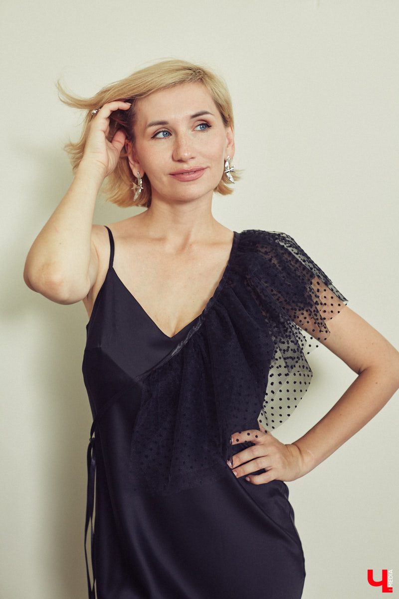 Стилист — тот самый человек, которого уж точно всегда встречают по одежке. Давайте узнаем, чем руководствуются специалисты fashion-индустрии, составляя личный гардероб. Для этого мы попросили профессионала в сфере моды Елену Капп продемонстрировать нам свои любимые аутфиты этого лета.