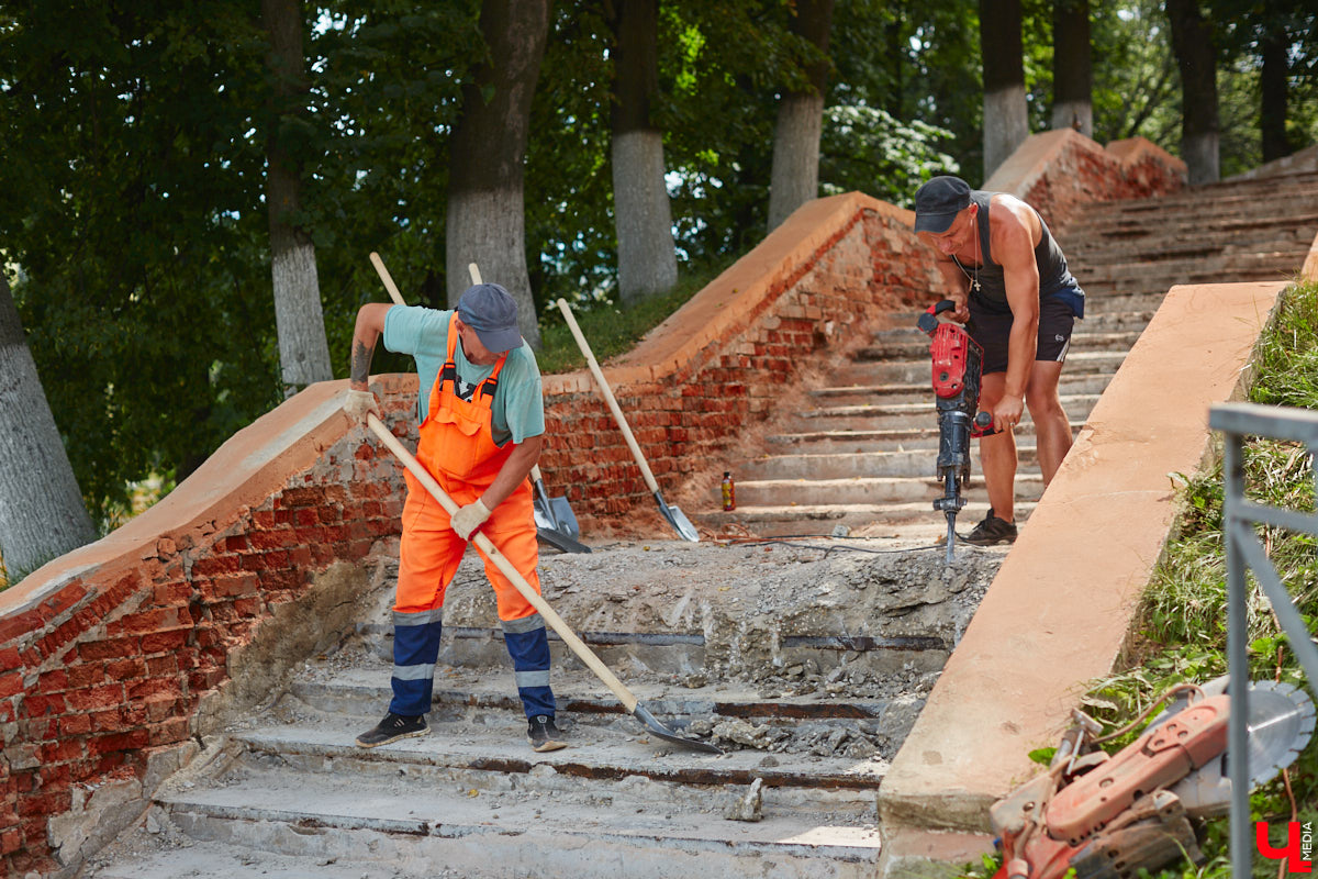 В областном центре наконец-то приступили к ремонту лестницы вдоль стены Богородице-Рождественского монастыря. Объект давно нуждался в реконструкции. Но во всем этом есть свои минусы: на время работ недоступной для пешеходов стала популярная туристическая тропа.