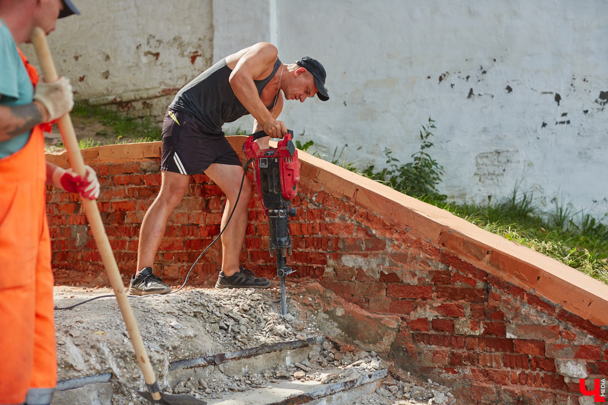 В областном центре наконец-то приступили к ремонту лестницы вдоль стены Богородице-Рождественского монастыря. Объект давно нуждался в реконструкции. Но во всем этом есть свои минусы: на время работ недоступной для пешеходов стала популярная туристическая тропа.