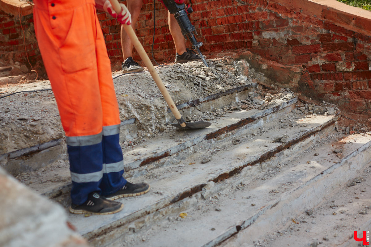 В областном центре наконец-то приступили к ремонту лестницы вдоль стены Богородице-Рождественского монастыря. Объект давно нуждался в реконструкции. Но во всем этом есть свои минусы: на время работ недоступной для пешеходов стала популярная туристическая тропа.