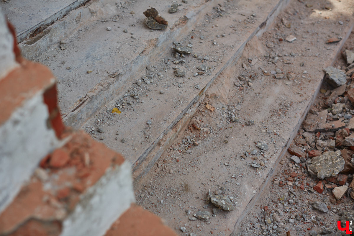 В областном центре наконец-то приступили к ремонту лестницы вдоль стены Богородице-Рождественского монастыря. Объект давно нуждался в реконструкции. Но во всем этом есть свои минусы: на время работ недоступной для пешеходов стала популярная туристическая тропа.