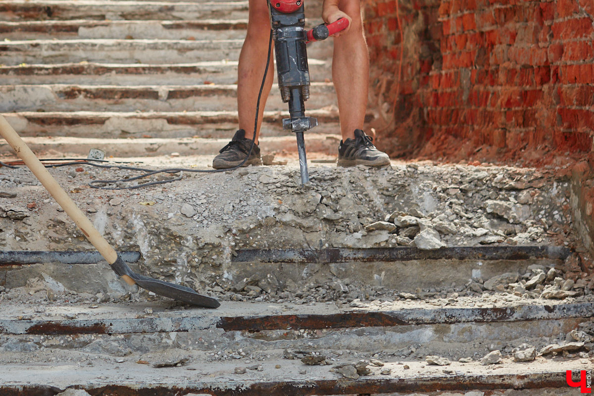 В областном центре наконец-то приступили к ремонту лестницы вдоль стены Богородице-Рождественского монастыря. Объект давно нуждался в реконструкции. Но во всем этом есть свои минусы: на время работ недоступной для пешеходов стала популярная туристическая тропа.