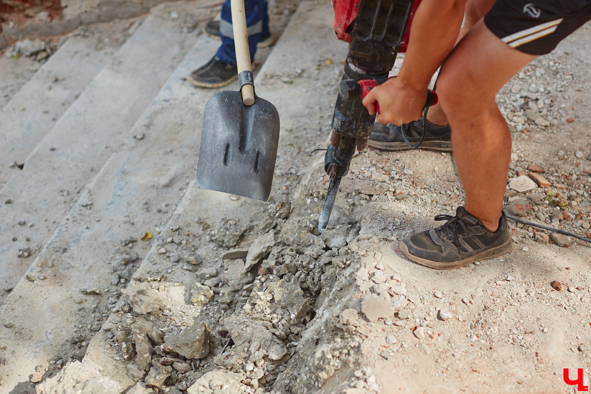 В областном центре наконец-то приступили к ремонту лестницы вдоль стены Богородице-Рождественского монастыря. Объект давно нуждался в реконструкции. Но во всем этом есть свои минусы: на время работ недоступной для пешеходов стала популярная туристическая тропа.