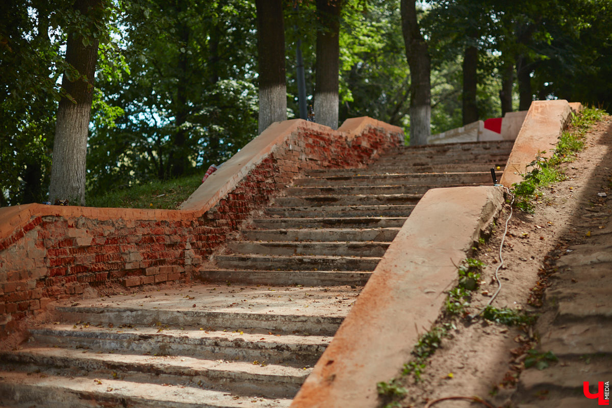 В областном центре наконец-то приступили к ремонту лестницы вдоль стены Богородице-Рождественского монастыря. Объект давно нуждался в реконструкции. Но во всем этом есть свои минусы: на время работ недоступной для пешеходов стала популярная туристическая тропа.
