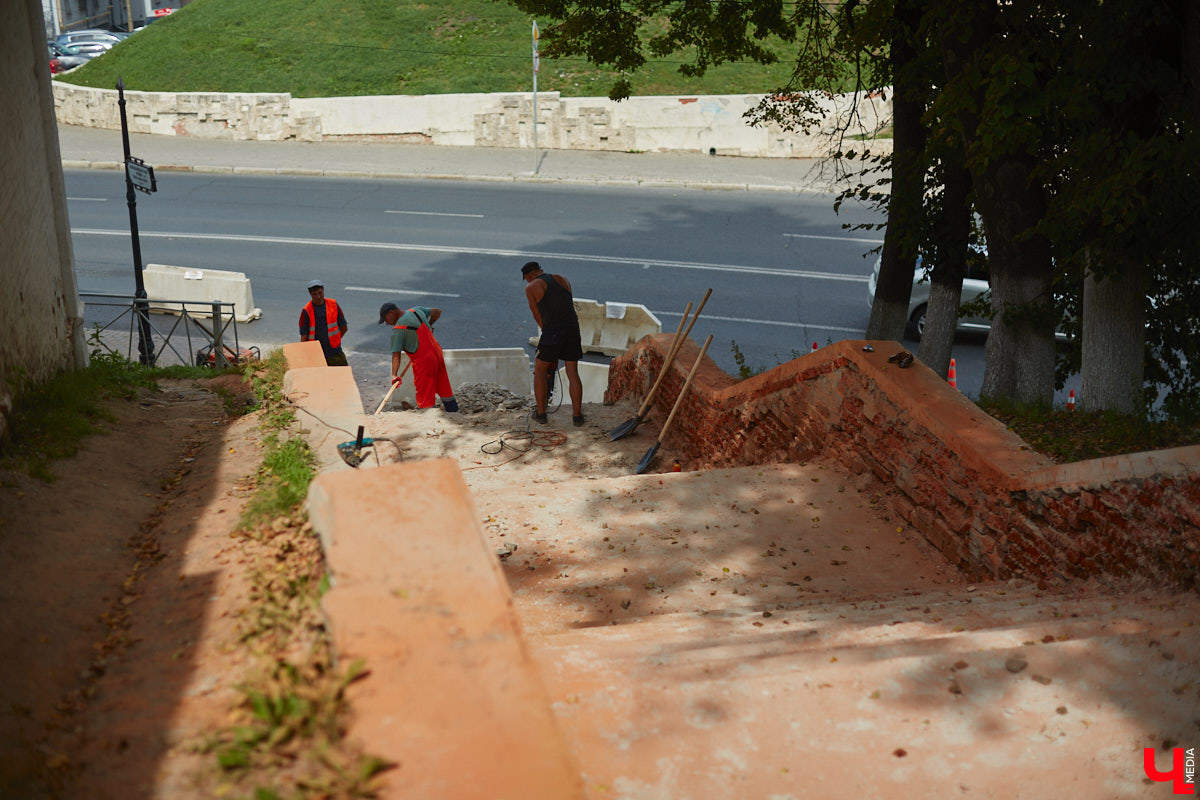 В областном центре наконец-то приступили к ремонту лестницы вдоль стены Богородице-Рождественского монастыря. Объект давно нуждался в реконструкции. Но во всем этом есть свои минусы: на время работ недоступной для пешеходов стала популярная туристическая тропа.