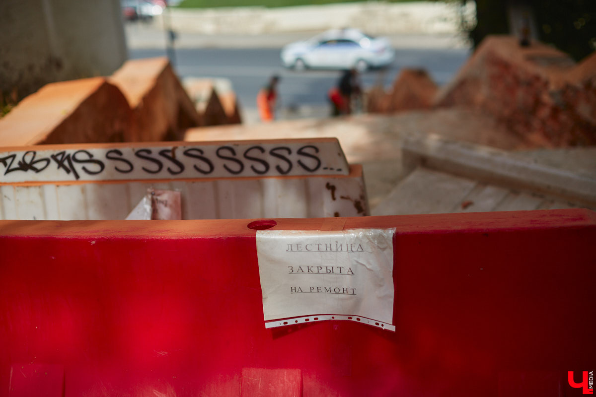 В областном центре наконец-то приступили к ремонту лестницы вдоль стены Богородице-Рождественского монастыря. Объект давно нуждался в реконструкции. Но во всем этом есть свои минусы: на время работ недоступной для пешеходов стала популярная туристическая тропа.