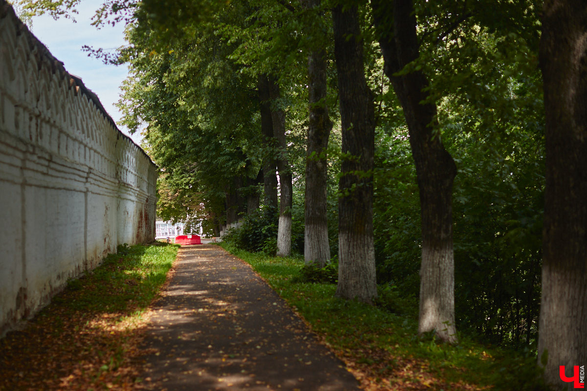 В областном центре наконец-то приступили к ремонту лестницы вдоль стены Богородице-Рождественского монастыря. Объект давно нуждался в реконструкции. Но во всем этом есть свои минусы: на время работ недоступной для пешеходов стала популярная туристическая тропа.