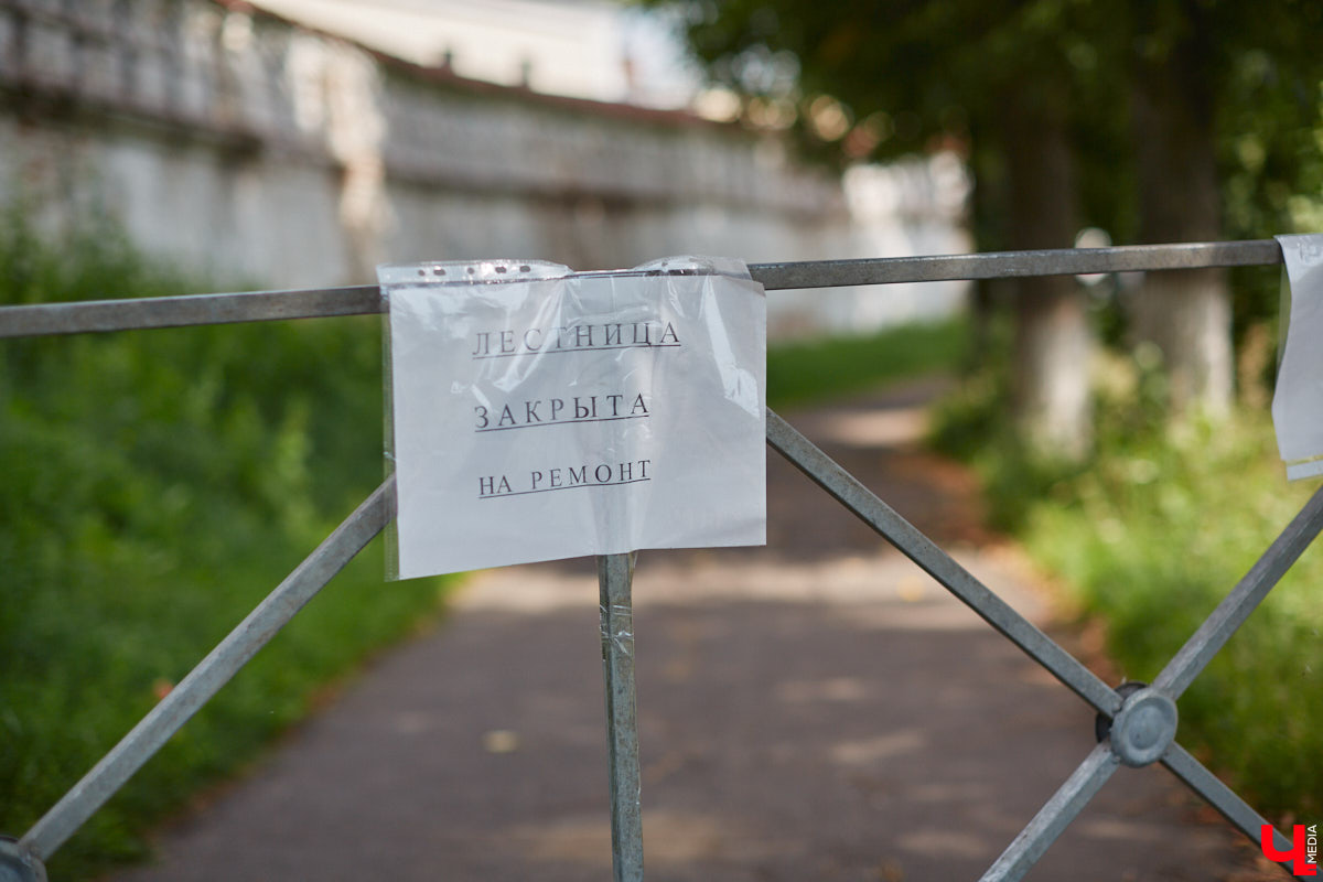 В областном центре наконец-то приступили к ремонту лестницы вдоль стены Богородице-Рождественского монастыря. Объект давно нуждался в реконструкции. Но во всем этом есть свои минусы: на время работ недоступной для пешеходов стала популярная туристическая тропа.