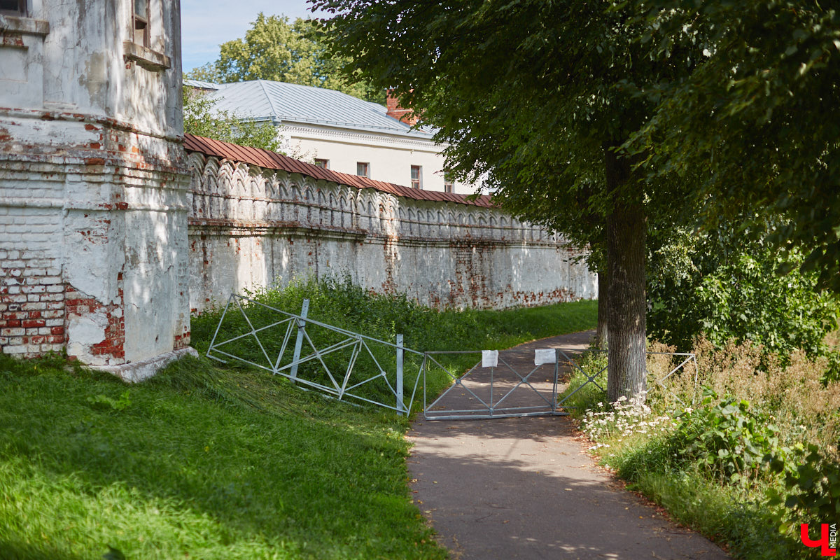 В областном центре наконец-то приступили к ремонту лестницы вдоль стены Богородице-Рождественского монастыря. Объект давно нуждался в реконструкции. Но во всем этом есть свои минусы: на время работ недоступной для пешеходов стала популярная туристическая тропа.